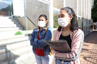 Unidas também pelo desemprego, irmãs Ana Luisa e Andrea buscaram atendimento na Funtrab (Foto: Paulo Francis)