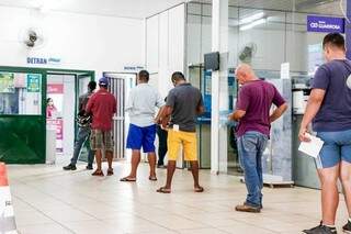 Fila para atendimento no Fácil Guaicurus, localizado na Avenida Gury Marques (Foto: Henrique Kawaminami)