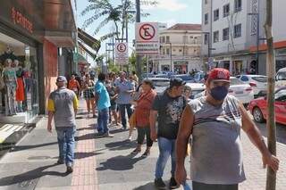 Para pagar contas e boleto, multid&atilde;o se aglomera em loja 