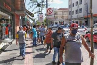 População faz fila em frente de loja no Centro de Campo Grande (Foto: Paulo Francis)