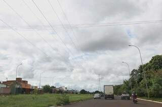 Em Campo Grande, tarde de calor e pancadas isoladas de chuva (Foto: Paulo Francis)