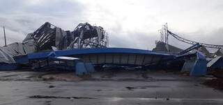 Cobertura do Parque exposição desabou durante temporal com ventos de 146 km/h (Foto: Direto das Ruas) 