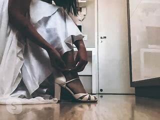 Noiva calçando os sapatos para se casar dentro de casa. (Foto: Rafael Fontana)