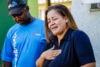A mãe de Jenifer enquanto tentava liberar o corpo no Imol (Instituto de Medicina e Odontologia Legal) em Campo Grande. (Foto: Henrique Kawaminami)