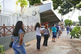 Fila e espera longas. Para realizar serviços que durariam de 10 a 15 minutos em bancos, população aguarda cerca de uma hora ultimamente. (Foto: Paulo Francis)