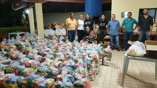 Voluntários que ajudaram na montagem das cestas. (Foto: Divulgação) 