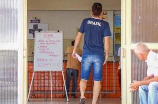 Homem chega a posto de saúde do Bairro Tiradentes. (Foto: Henrique Kawaminami)