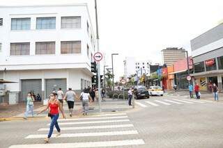 Clientes cirulam pela Rua 14 de Julho na manhã desta terça-feira. (Foto: Paulo Francis)