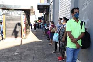 Para ser atendido na Funtrab, trabalhadores também aguardam em fila para serem atendidos. (Foto: Paulo Francis)