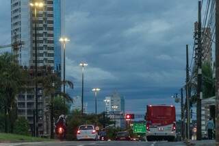 Dia amanhece com céu nublado visto da Avenida Afonso Pena em Campo Grande nesta terça (Foto: Henrique Kawaminami)