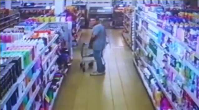 C&acirc;mera flagra ladr&atilde;o furtando 14 desodorantes em supermercado
