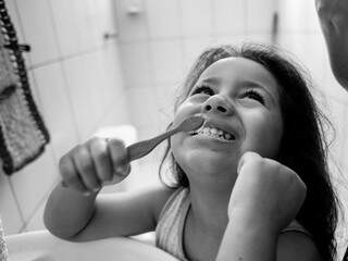 A pequena Pietra Maria escovando os dentinhos. (Foto: Nascimento Foto e Filme)