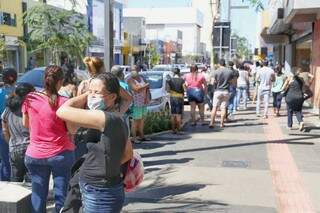 Para atendimento nas lojas do comércio, mais uma vez fila, como ontem, no Magazine Luiza. (Foto:Paulo Francis)