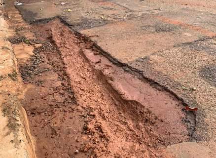 No Buriti, morador amanhece com rua esburacada pela chuva