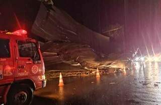 Boa parte do telhado de zinco veio abaixo com a força do temporal em Pedro Juan Caballero (Foto: Divulgação/ABC Color)