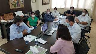 Prefeita Délia Razuk reunida ontem com comitê que acompanha pandemia de Covid-19 em Dourados (Foto: Divulgação)