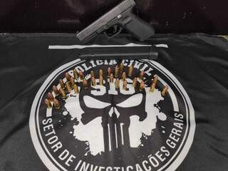 Pistola 9 milímetros fabricada nos Estados Unidos usava carregador com 30 cartuchos (Foto: Adilson Domingos)