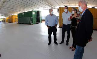 Acompanhado de secretários, governador (à esquerda na foto), visitou estrutura montada no HRMS. (Fotos: Chico Ribeiro))