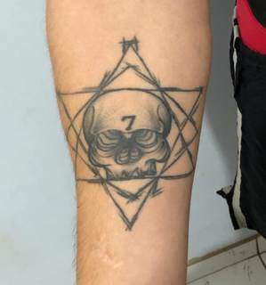 A primeria tatuagem feita por César, em 2014. (Foto: Arquivo pessoal)