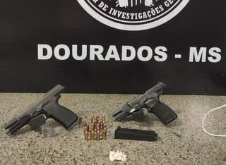 Duas das quatro pistolas apreendidas pela Polícia Civil com matadores do PCC (Foto: Divulgação)