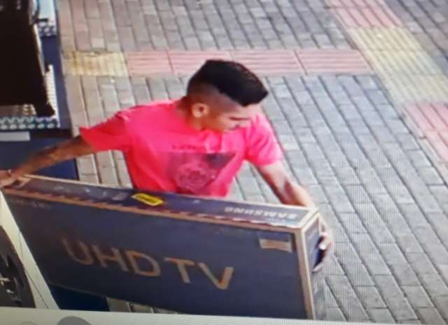 Na &ldquo;cara dura&rdquo;, ladr&atilde;o entra em loja e sai tranquilamente com televis&atilde;o