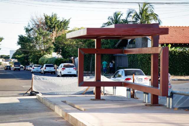 Novos pontos de embarque come&ccedil;am a tomar forma em avenidas, mas a passos lentos