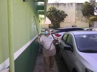 Servidor fazendo a desinfecção da delegacia. (Foto: Divulgação/Facebook) 