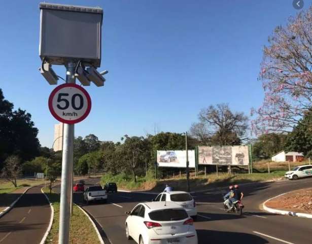 Tudo para, mas trânsito ainda gera 32 páginas de multas