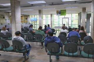 Trabalhadores na recepção da Funtrab em busca de oportunidades de emprego (Foto: Paulo Francis) 