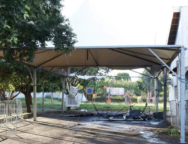 Inc&ecirc;ndio em tenda de vacina&ccedil;&atilde;o destr&oacute;i equipamentos e m&oacute;veis