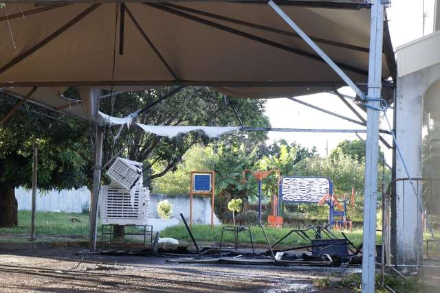 Secretaria suspeita que curto-circuito causou inc&ecirc;ndio em tenda 