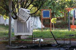 Climatizador foi danificado pelo fogo (Foto: Henrique Kawaminami)
