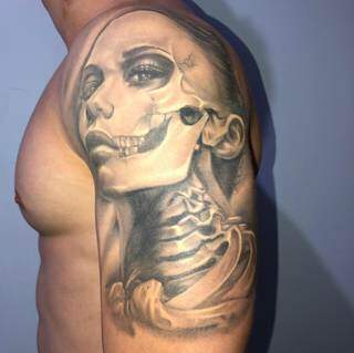 Tatuagem feita no braço de César Padilha demorou quase dez horas para ficar pronta. (Foto: Arquivo pessoal)