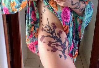 A cerejeira e os pássaros que tatuou no corpo. (Foto: Arquivo pessoal)