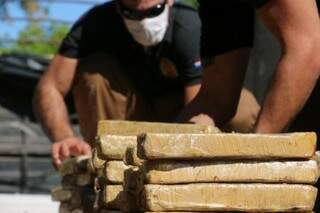 Senad paraguaia apreende caminhão com meia tonelada de maconha na fronteira Senad paraguaia apreende caminhão com meia tonelada de maconha na fronteira