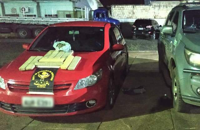 Dupla joga maconha fora antes de bloqueio, mas acaba presa na rodovia MS-156