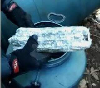 PM encontra tambor &quot;recheado&quot; de maconha nos fundos da resid&ecirc;ncia de traficante 