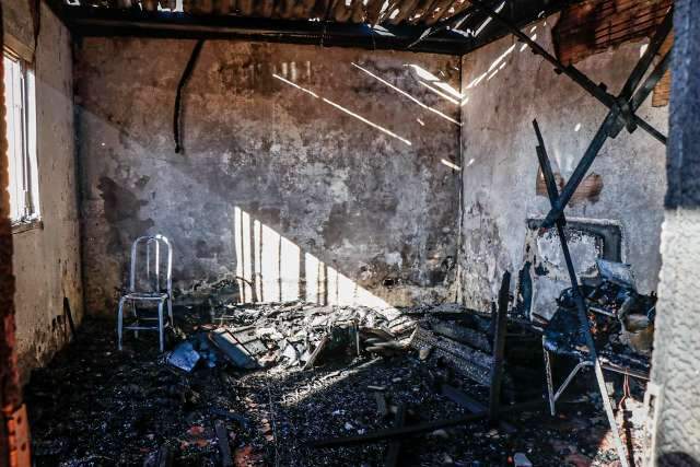 Em surto, doente psiqui&aacute;trico ateia fogo em casa no Jardim P&ecirc;nfigo