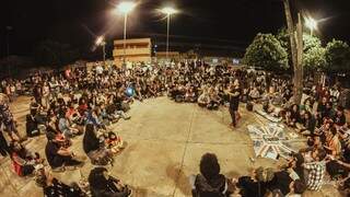 Os poetas do Slam Campão se reuniam na Praça Aquidauana de Campo Grande. (Foto: Facebook/Slam Campão)
