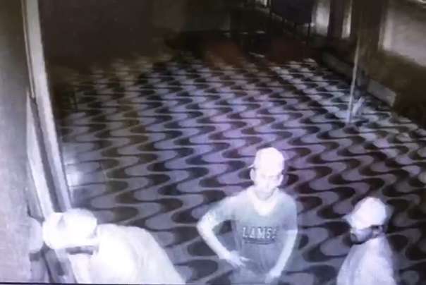 Trio arromba porta de vidro e furta restaurante no S&atilde;o Louren&ccedil;o 