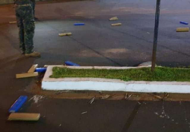 Traficante &ldquo;fura&rdquo; barreira do Ex&eacute;rcito paraguaio e espalha maconha na rua