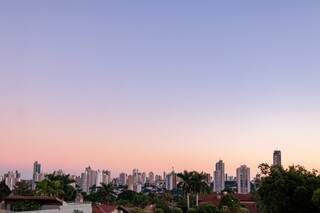 Amanhecer em degradê na manhã fria desta quinta-feira em Campo Grande vista do Itanhangá (Foto: Henrique Kawaminami)