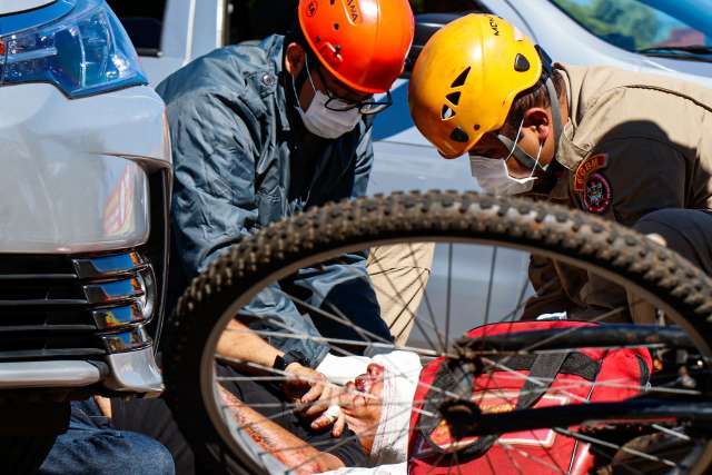 Acidente deixa ciclista de 43 anos ferido em cruzamento da Ernesto Geisel