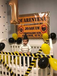 Joaquim isolado no berço, comemorou seu primeiro aniversário. (Foto: Arquivo pessoal)