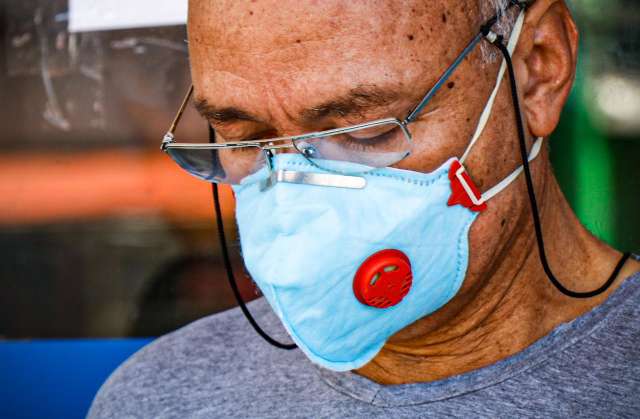 M&aacute;scara incomoda, mas popula&ccedil;&atilde;o &eacute; favor&aacute;vel ao uso obrigat&oacute;rio durante pandemia