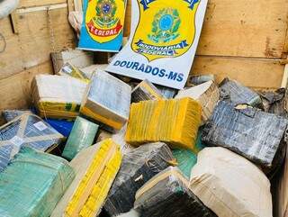 Fardos de maconha encontrados escondidos em carga de milho (Foto: Divulgação)