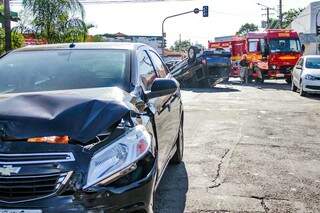 Blazer com casal capota ap&oacute;s colis&atilde;o na Vila Bandeirante