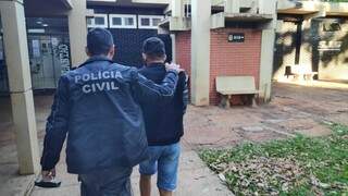 Policial civil conduz preso em operação nesta sexta-feira em Dourados (Foto: Adilson Domingos)