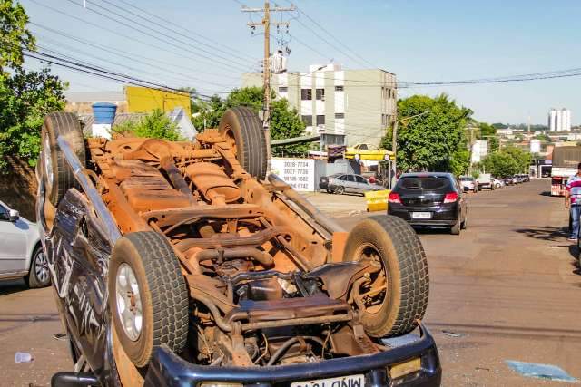 Blazer com casal capota ap&oacute;s colis&atilde;o na Vila Bandeirante