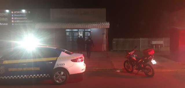 Guardas abordam 76 pessoas durante a madrugada e fecham 19 estabelecimentos